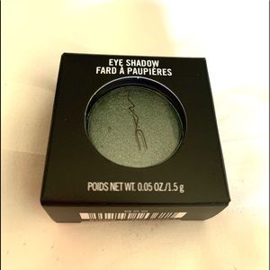 NIB - MAC That’s Showbiz Baby Eye Shadow